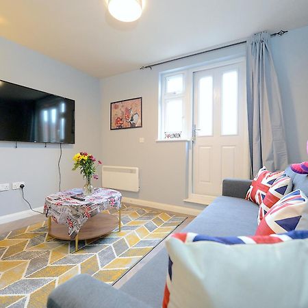 2 Bed Terraced Flat Piccadilly Line Londres Exterior foto
