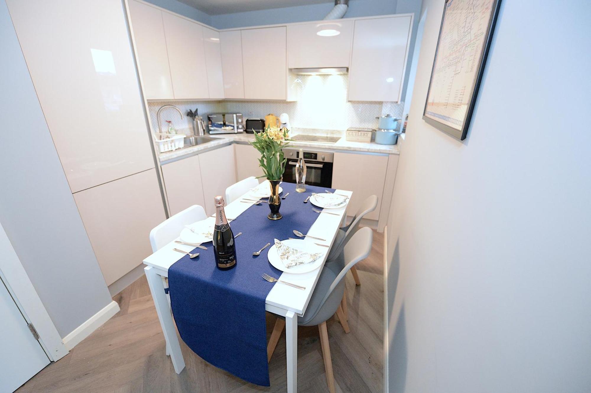 2 Bed Terraced Flat Piccadilly Line Londres Exterior foto