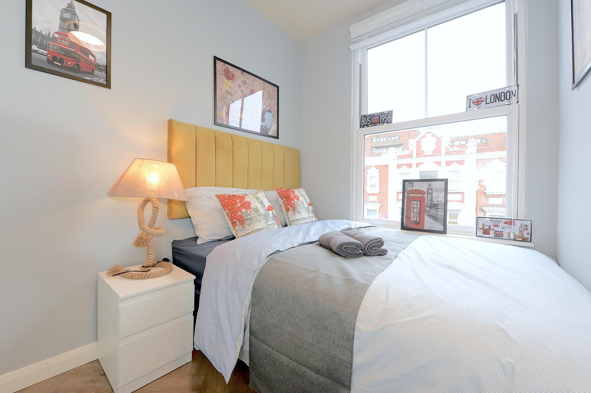 2 Bed Terraced Flat Piccadilly Line Londres Exterior foto