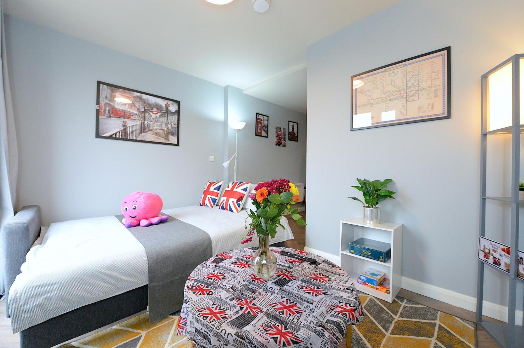 2 Bed Terraced Flat Piccadilly Line Londres Exterior foto
