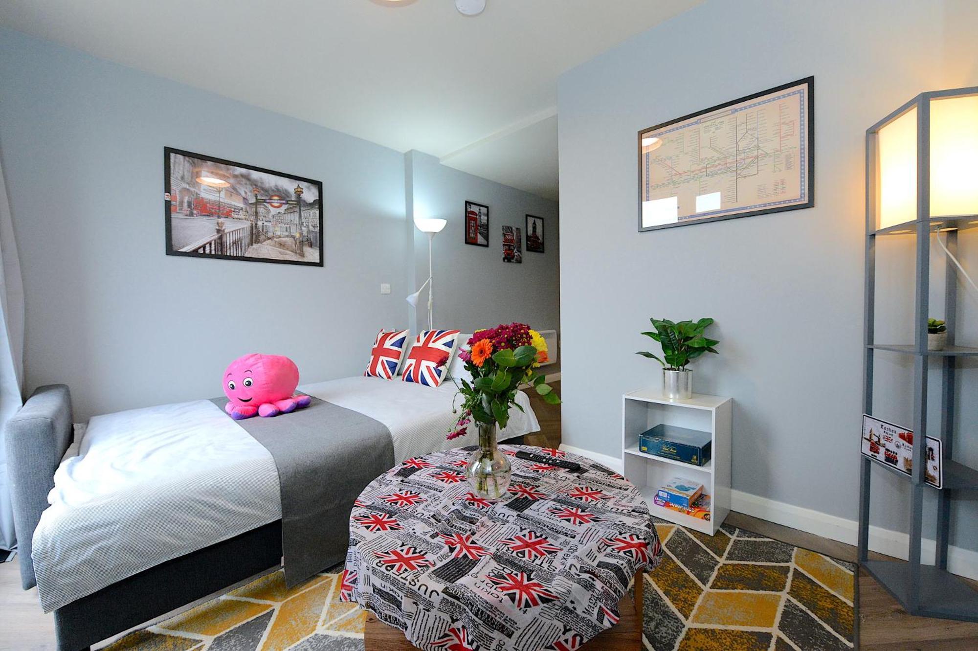 2 Bed Terraced Flat Piccadilly Line Londres Exterior foto