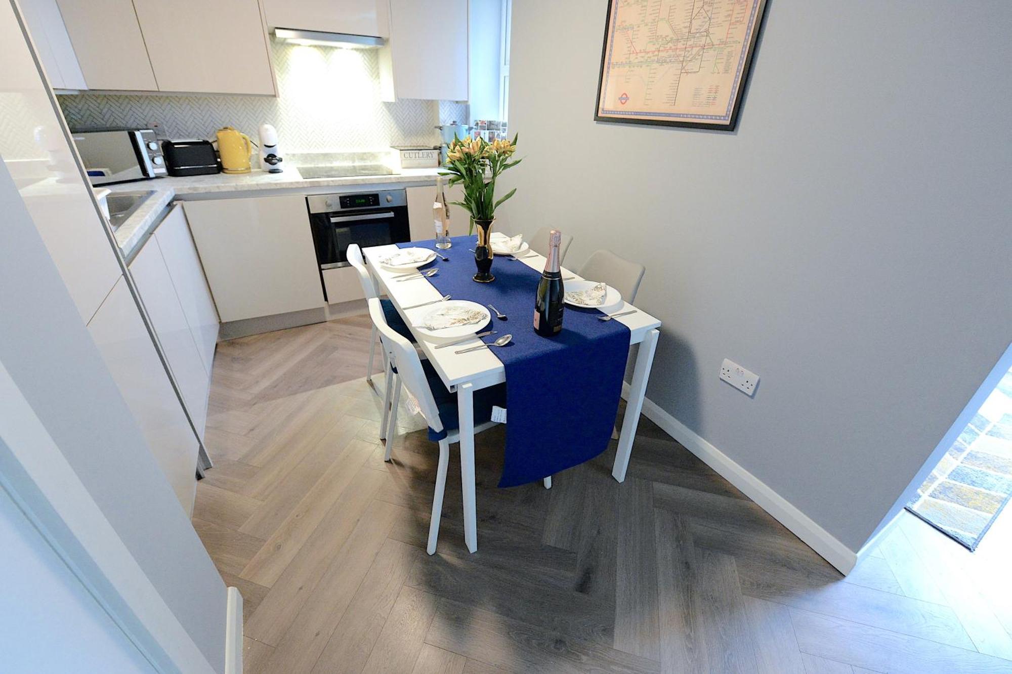2 Bed Terraced Flat Piccadilly Line Londres Exterior foto