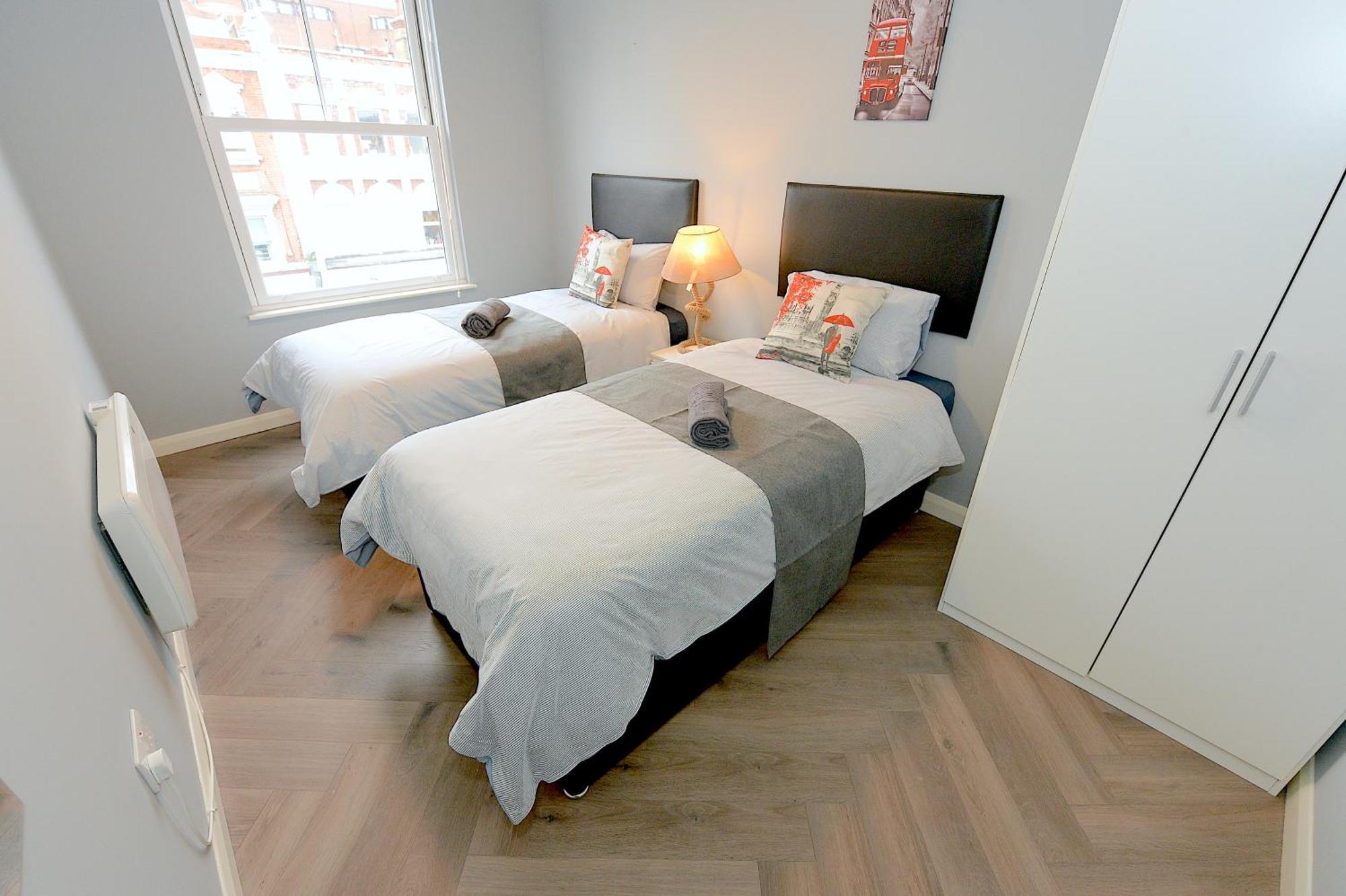 2 Bed Terraced Flat Piccadilly Line Londres Exterior foto