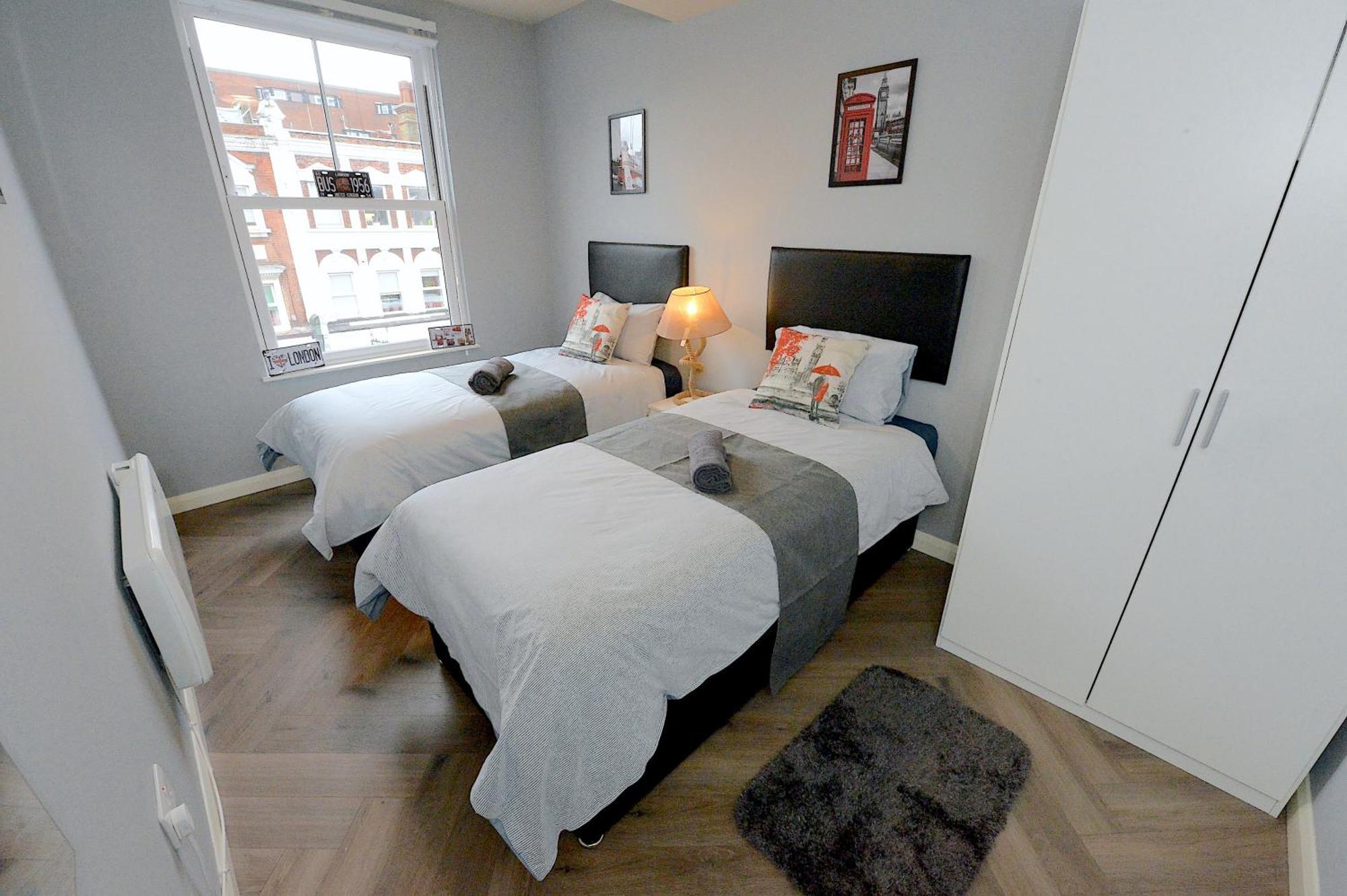 2 Bed Terraced Flat Piccadilly Line Londres Exterior foto